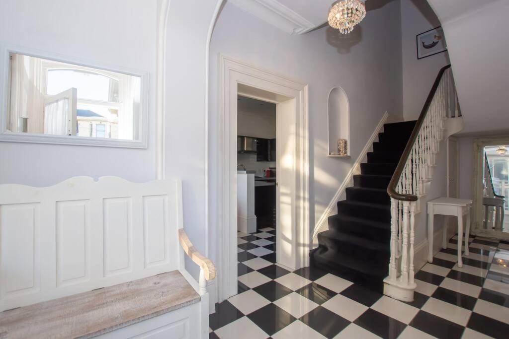 Beautiful Victorian Coastal * Deal